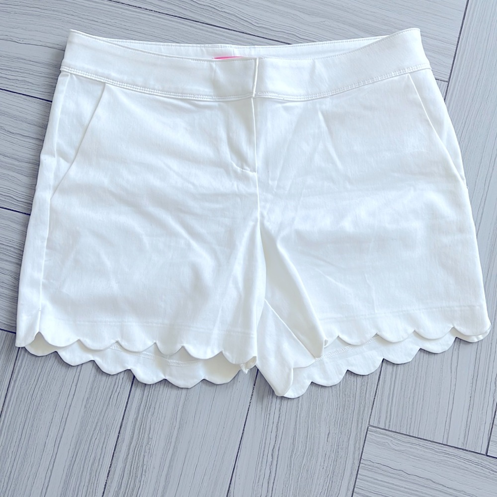 White, scallop hem shorts
